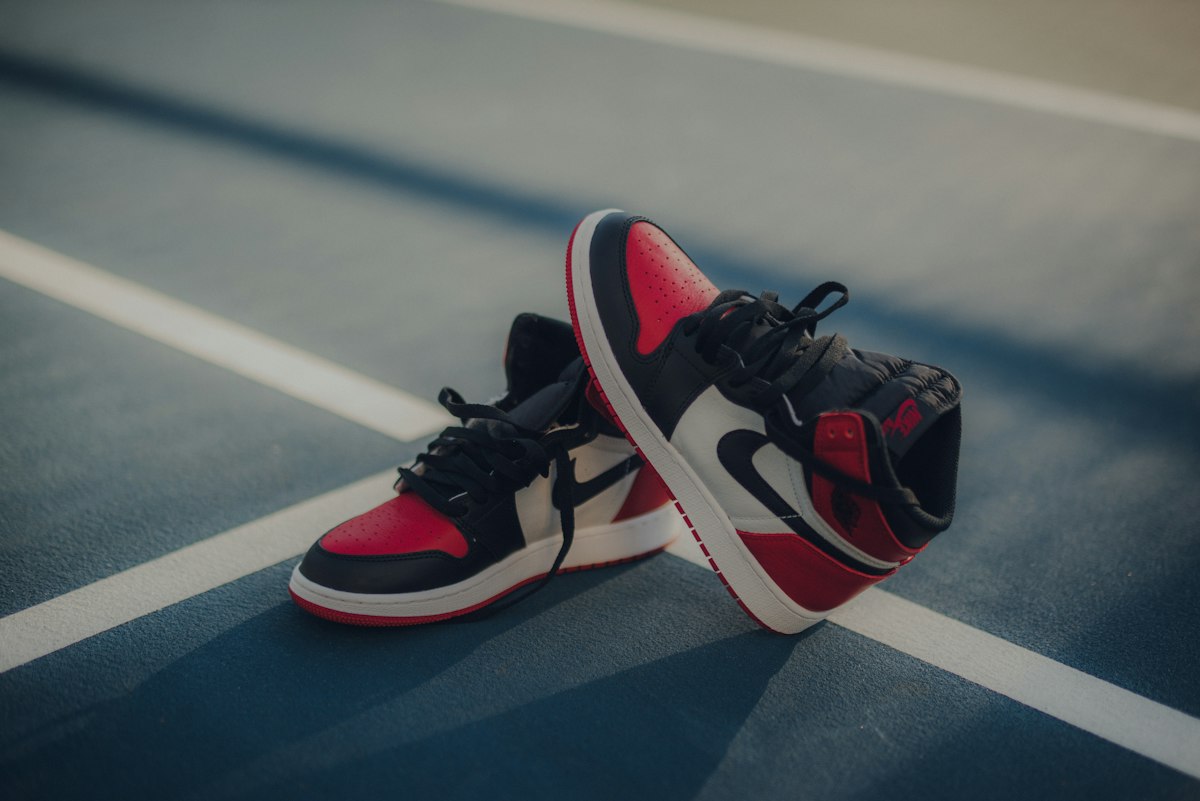 Atelier Hypebeast Retro Sneaker Contour